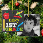 1:a Klass Keepie Chalkboard Colorful Kids Julgransprydnad Keramik<br><div class="desc">Första Klass-dekorationen har ett äpple, en linjal, kritor och fet, färgstark roligt. Klicka på knappen Anpassa om du vill ha fler alternativ för att ändra texten! Det finns variationer i denna utformning, ytterligare färg och samordnade produkter i vår butik, zazzle.com/store/doodlelulu. Kontakta oss om du behöver den här designen för en...</div>