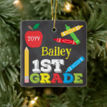 1:a Klass Keepsaki Chalkboard Colorful Kids Photo Julgransprydnad Keramik<br><div class="desc">1:a Klass-fotodesignen har ett äpple, en linjal, kritor och fet, färgstark roligt. Klicka på knappen Anpassa om du vill ha fler alternativ för att ändra texten! Det finns variationer i denna utformning, ytterligare färg och samordnade produkter i vår butik, zazzle.com/store/doodlelulu. Kontakta oss om du behöver den här designen för en...</div>
