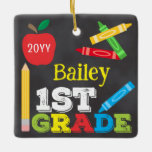 1:a Klass Keepsaki Chalkboard Colorful Kids Photo Julgransprydnad Keramik<br><div class="desc">1:a Klass-fotodesignen har ett äpple, en linjal, kritor och fet, färgstark roligt. Klicka på knappen Anpassa om du vill ha fler alternativ för att ändra texten! Det finns variationer i denna utformning, ytterligare färg och samordnade produkter i vår butik, zazzle.com/store/doodlelulu. Kontakta oss om du behöver den här designen för en...</div>