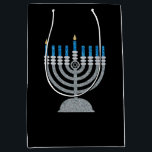 1:a Natten Hanukkah Glitter Medium Gift Bag<br><div class="desc">Hanukkah 2022 börjar på kvällen Söndag den 18 december och slutar på kvällen måndagen den 26 december</div>