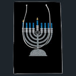 1:a Natten Hanukkah Glitter Medium Gift Bag<br><div class="desc">Hanukkah 2022 börjar på kvällen Söndag den 18 december och slutar på kvällen måndagen den 26 december</div>