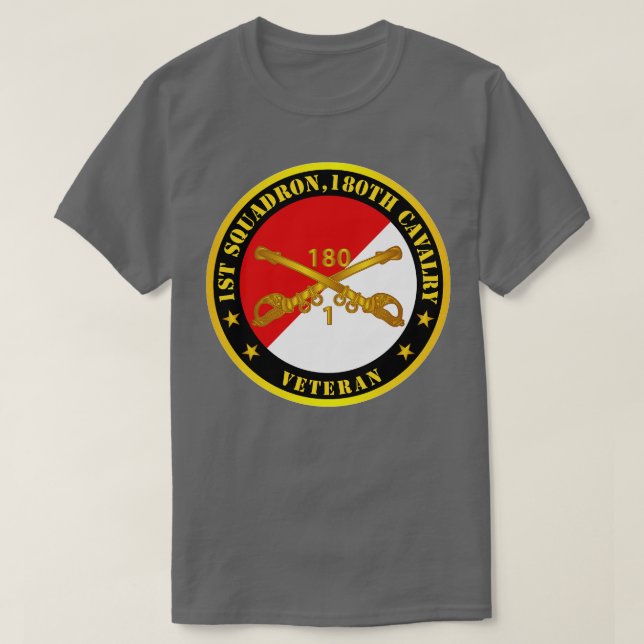 1:a Squadron 180:e Cavalry Gren Veteran Red Whit T Shirt (Design framsida)