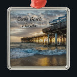1:a Sunrise 2017 Cocoa Beach Julgransprydnad Metall<br><div class="desc">En julprydnad med ett foto av den första soluppgången 2017. Jag blev glad att se och fånga den på Cocoa Beach, Florida. Tittar du fler utskrifter eller produkter? Besök gärna min butik: http://www.zazzle.com/timelessmomentsphtgy Det här fotot togs av Jennifer White med Timless Moments Photography. Alla bilder är upphovsrättsskyddade © Timless Moments...</div>