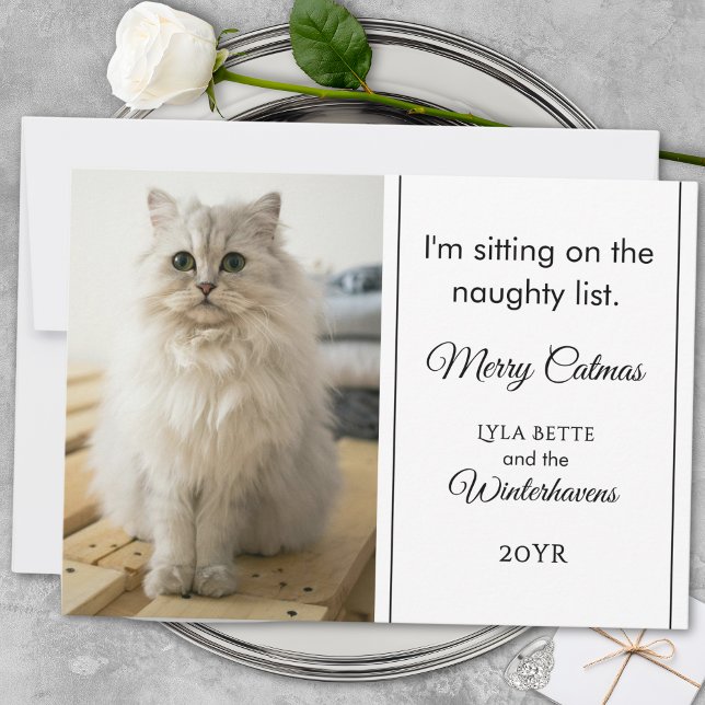 1 Anpassningsbarna Humor i fotofamiljens yndiga fö Julkort (I'm Sitting on the Naughty List Modern Typography 1 Photo Funny Holiday Card)