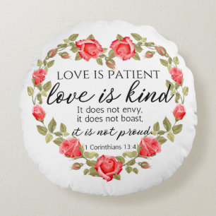 1 Corinthians 13:4 Kärlek är Blommigt Heart hos pa Rund Kudde