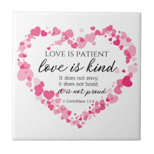 1 Corinthians 13:4 Kärlek är Rosa Hearts Kakelplatta