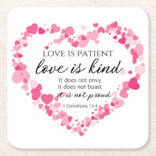 1 Corinthians 13:4 Kärlek är Rosa Hearts Underlägg Papper Kvadrat