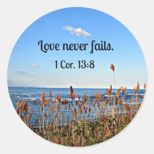 1 Corinthians 13:8 Kärlek misslyckas aldrig. Runt Klistermärke