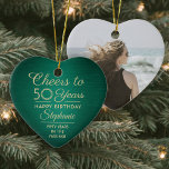 1 Foto ÅÅÅ födelsedagsblåst Grönt och Guld Heart Julgransprydnad Keramik<br><div class="desc">Cheers och Grattis på födelsedagen! Fira en glatt milstolpe-födelsedag med en anpassningsbar fotohjärtformade grönt och guld keramisk ornament. Alla formuleringar i den här mallen (inklusive "Cheers to 50 Years") har skapats för en 50-årsdag, men är enkla att anpassa för varje år eller händelsetyp. Utformningen har en grönt faux borstad metallbakgrund,...</div>