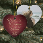 1 Foto ANY Birthday Brushed Burgundy & Guld Heart Julgransprydnad Keramik<br><div class="desc">Cheers och Grattis på födelsedagen! Fira en glatt milstolpe-födelsedag med en anpassningsbar hjärtformade burgundi och guld keramiskt prydnadsämne. Alla formuleringar i den här mallen (inklusive "Cheers to 50 Years") har skapats för en 50-årsdag, men är enkla att anpassa för varje år eller händelsetyp. Utformningen har en röd faux-borstad metallbakgrund, snyggt...</div>