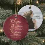 1 Foto ANY Birthday Brushed Burgundy & Guld Round Julgransprydnad Keramik<br><div class="desc">Cheers och Grattis på födelsedagen! Fira en glatt milstolpe-födelsedag med en anpassningsbar fotoburgundi och guld runda keramiska prydnadsföremål. Alla formuleringar i den här mallen (inklusive "Cheers to 21 Years") har skapats för en 21:a födelsedag, men är enkla att anpassa för varje år eller händelsetyp. Utformningen har en röd faux-bakgrund för...</div>