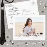 1 Foto Examen Modern handskrift Spara datumet Meddelande Vykort<br><div class="desc">Dela de glada nyheterna om en kommande examensfest med moderna anpassade foton på "save the date" postkorts inbjudningar. Bilden och texten på denna mall är enkla att anpassa med examen kandidatens namn, examensår och andra meddelandedetaljer som du väljer. Alla färger kan också anpassas med hjälp av Zazzles designverktyg. Den svart-vita...</div>