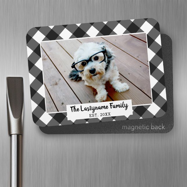 1 Fotoskollage Familjenamn - Buffalo Check Svart Magnet (Personalized fridge magnet - add photos and custom text)
