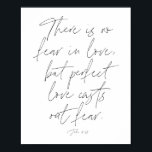 1 John 4:18-skript Poster<br><div class="desc">Det finns ingen rädsla i kärlek,  men perfekt kärlek kastar ut rädslan. -1 John 4:18</div>