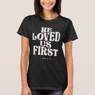 1 John 4:19 Han älskade oss först - kristen citat T Shirt