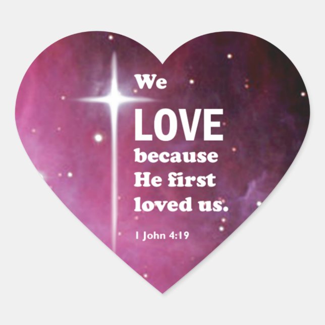 1 John 4:19 Hjärtformat Klistermärke (Framsida)
