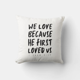 1 John 4:19 Vi kärlek för att han älskade oss förs Kudde