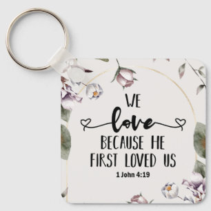 1 John 4:19 Vi kärlek för att han älskade oss förs Nyckelring