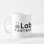 #1-kolv från Lab Partner Science Friend Erlenmeyer Kaffemugg<br><div class="desc">I mugg står det "#1 Lab Partner" med en Erlenmeyerkolv med ord "#1" på den,  som om du skulle märka ett prov i labbet. Underbar för College studenter i kemiklass eller koarbetare i ett lokalt laboratorium.</div>