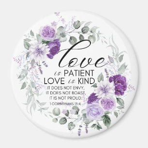 1 Korinthierbrev 13:4 Kärlek är Tålmodig Violett B Magnet