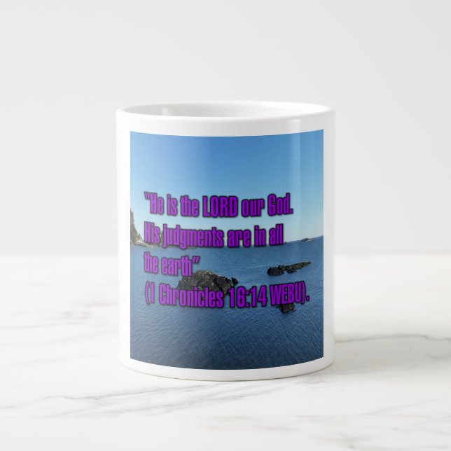 1 Krönikeboken 16:14 WEBU Mug Jumbo Mugg (Framsidan)