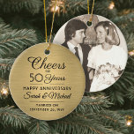 1 Photo ANY-årsdag Cheers Brushed Faux Guld Julgransprydnad Keramik<br><div class="desc">Cheers och Lycklig-årsdagen! Fira varje år bröllop-årsdagen med en anpassningsbar fotosvart och guld runt keramiskt ornament. Bild, antalet år, parets namn och giftermål-datum på den här mallen är alla enkla att anpassa. Utformningen har en guld faux-bakgrund med borstad metall, vintage art deco stil-typografi, elegant-skriptcalligrafi och ett foto efter eget val....</div>