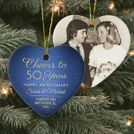 1 Photo ANY-årsdag Chef Blue and Guld Heart Julgransprydnad Keramik<br><div class="desc">Cheers och Lycklig-årsdagen! Fira varje år bröllop-årsdagen med en anpassningsbar fotoblå och guld hjärtformad keramisk prydnadsämne. Bild, antalet år, parets namn och giftermål-datum på den här mallen är alla enkla att anpassa. Utformningen har en marin blå faux-bakgrund med borstad metallbakgrund, vintage art deco stil-typografi, elegant-skriptkalligrafi och ett foto efter eget...</div>