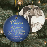 1 Photo ANY-årsjubileum Chef Brushed Blue & Guld Julgransprydnad Keramik<br><div class="desc">Cheers och Lycklig-årsdagen! Fira varje år bröllop-årsdagen med en anpassningsbar fotoblått och guld runt keramiskt prydnadsämne. Bild, antalet år, parets namn och giftermål-datum på den här mallen är alla enkla att anpassa. Utformningen har en marin blå faux-bakgrund med borstad metallbakgrund, vintage art deco stil-typografi, elegant-skriptkalligrafi och ett foto efter eget...</div>