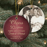 1 Photo ANY-årsjubileum Chef Brushed Red & Guld Julgransprydnad Keramik<br><div class="desc">Cheers och Lycklig-årsdagen! Fira varje år på bröllop-årsdagen med en anpassningsbar fotoröd och guld runt keramiska prydnadsämnen. Bild, antalet år, parets namn och giftermål-datum på den här mallen är alla enkla att anpassa. Utformningen har en burgundisk faux-bakgrund för borstad metall, vintage art deco stil-typografi, elegant-skriptcalligrafi och ett foto efter eget...</div>