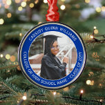 1 Photo Studenten Elegant Modern Royal Blue White Julgransprydnad Metall<br><div class="desc">Grattisar till student! Minneshögtid studenten-dagen med en anpassningsbar fotografera royalet blått och vitt förstklassigt metall runt julprydnad. Bild och all text i den här mallen är enkla att anpassa. (IMAGE PLACEMENT TIP: Ett enkelt sätt att placera ett foto exakt som du vill är att skicka det till skörd innan du...</div>