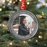 1 Photo Studenten Elegant Simple Grått and White Julgransprydnad Metall<br><div class="desc">Grattisar till student! Minneshögtid studenten-dagen med en anpassningsbar fotot grått och en vit primitiv julprydnad i metall. Bild och all text i den här mallen är enkla att anpassa. Ta med ett favoritcitat, motiveringsordspråk, namn och examen i skolan, grattisar, tack vare mamma och pappa, eller något annat budskap som du...</div>