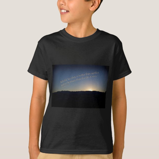 1 Samuel 15:22 Sunset Black Gräns Tee (Framsida)