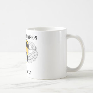 1st Anfall för kavalleriuppdelningsluft - med text Kaffemugg