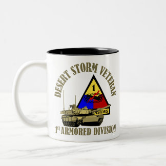 1st Armored uppdelning [den 1st ANNONSEN] Två-Tonad Mugg