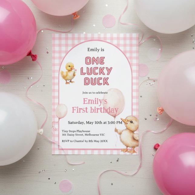 1st Birthday Invitation One Lucky Duck Theme Inbjudningar (One Lucky Duck 1st birthday invitation with watercolor ducklings and pink gingham design)