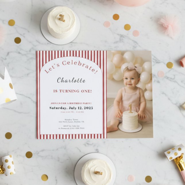1st Birthday Invitation • Photo Template Red Strip Inbjudningar (Photo first birthday invitation with red stripes and baby girl holding a cake, modern and elegant de)