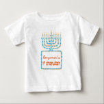 1st Chanukah för personligmenora utslagsplats Tee<br><div class="desc">Denna gulliga första Chanukah bebis som utslagsplatsen presenterar en färgrik menoracandelabrum med en serie av belade med tegel blått,  kvadrerar. Orange textinsida av det grafiskt kan delvist personifieras för att tillfoga ditt barns namn.</div>