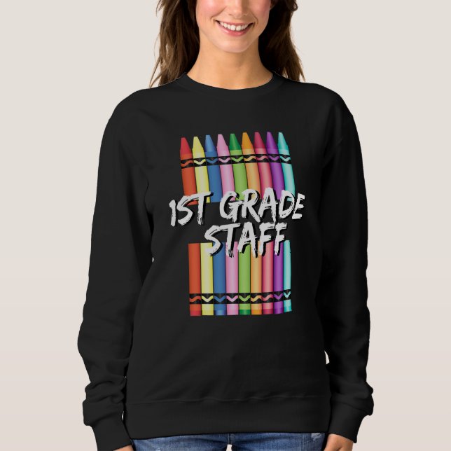 1st First Grade Staff Crayons T Shirt (Framsida)