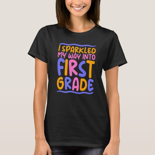 1st Grade i sparkled my way into first Grade Enrol T Shirt (Framsida)