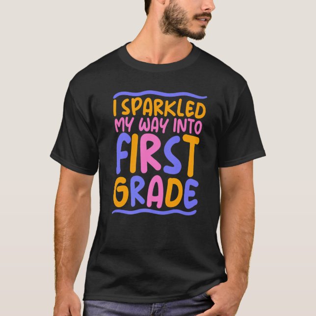 1st Grade i sparkled my way into first Grade Enrol T Shirt (Framsida)