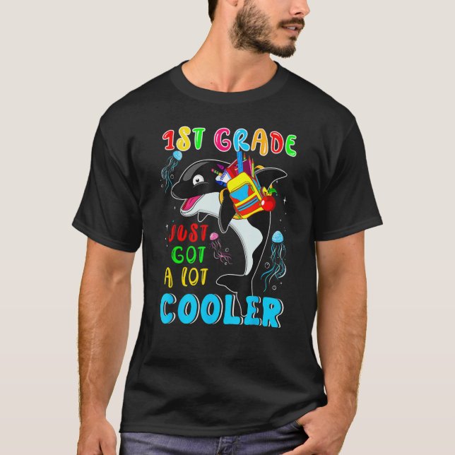 1st Grade Just Got A Lot Cooler Cute Orca Wearing  T Shirt (Framsida)