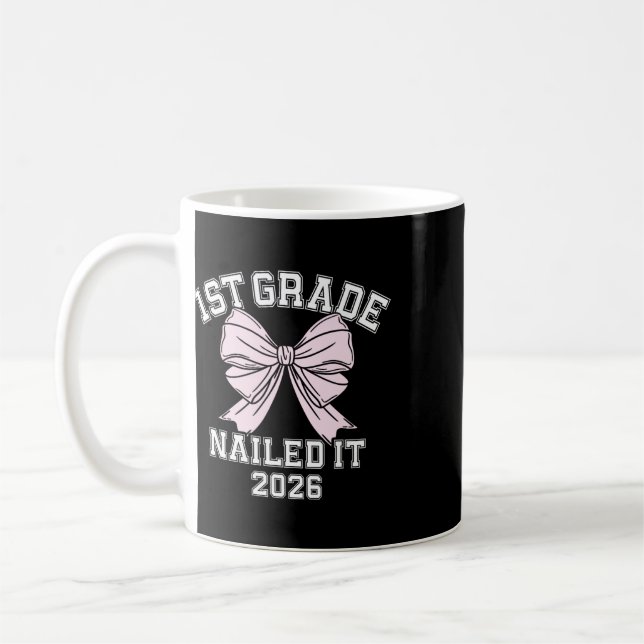 1st Grade Nailed It 2026 Bow Första klassens exame Kaffemugg (Vänster)