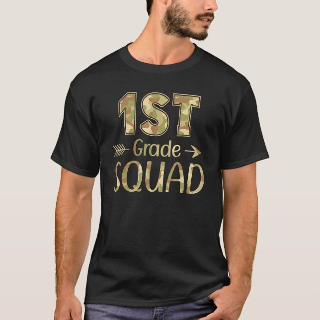 1st Grade Squad Teacher & Student Camo Back To Sch T Shirt (Framsida)