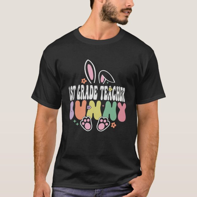 1st Grade Teacher Bunny Easter Day Groovy Family M T Shirt (Framsida)