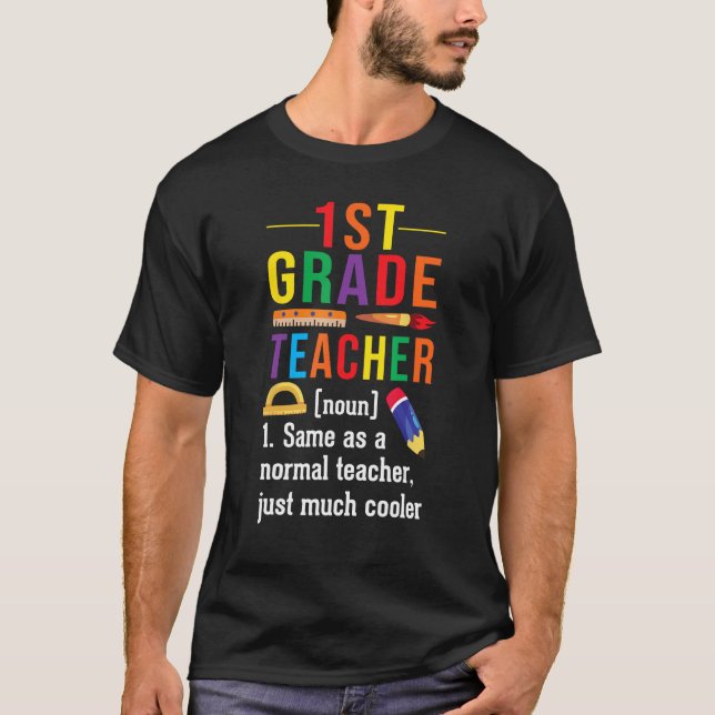 1st Grade Teacher Definition Meaning Back to Schoo T Shirt (Framsida)