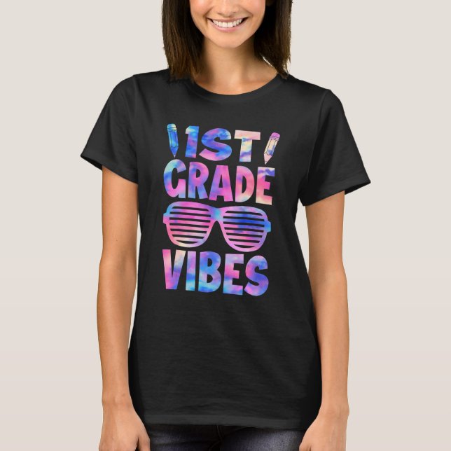 1st Grade Vibes Tie Dye Back To School First Day T Shirt (Framsida)