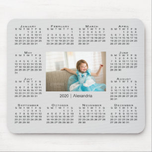 2020 års moderna kalender Ditt foto och Namn på Musmatta