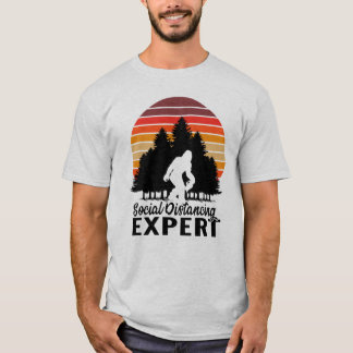 2020-design i karantän, Bigfot Social Avstånd T Shirt