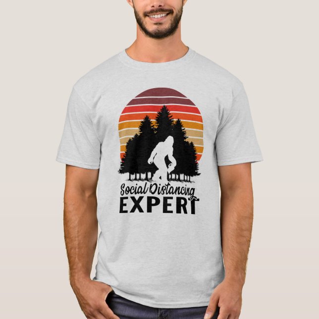 2020-design i karantän, Bigfot Social Avstånd T Shirt (Framsida)