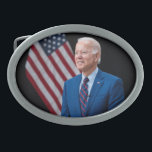 2021 Joe Biden USA:s president Porträtt<br><div class="desc">Fotografiet fångade ett ögonblick 2021 av president Joe Biden, bilden är nu en av hans officiell amerikanska presidentfotografi. Solljus strömmar genom ett fönster och kastar en varm glöd på figur i en biden som står tryggt i mitten av ram. Hans arm har passerats, en gest som tyder på både auktoritet...</div>